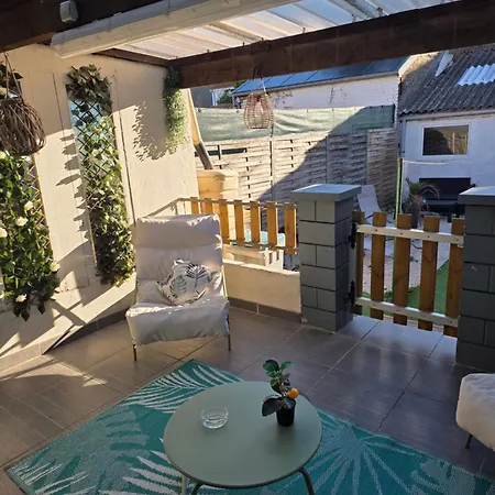 Maison Avec Terrasse Couverte Et Cour Exposee Sud *